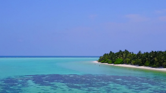 白沙背景蓝海豪华海滨海滩之旅的无人机空中质感视频