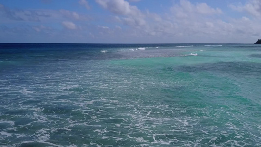 透明水和白沙背景下美丽海景海滩之旅的无人机景观之旅视频