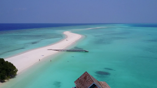 白色沙滩背景的绿绿海风浪奇异岛屿海滩度假的空中海景视频