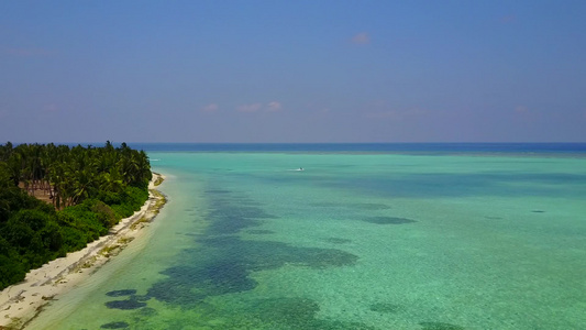 通过蓝海和浅沙背景的蓝海进行异国湾海滩生活方式的空中视频