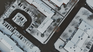 在寒冷的城市街道上飞过雪盖满了房子的冰雪30秒视频