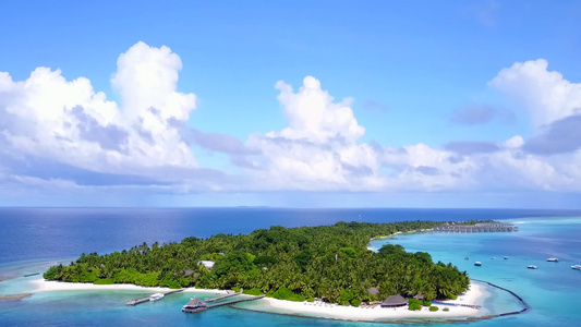 白沙背景透明海海上旅游海滩之旅无人机空中全景视频