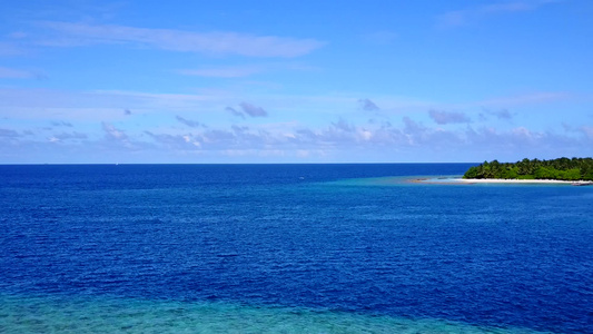 白沙背景蓝海异国情调海滨海滩之旅的无人机空中摘要视频