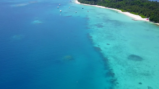 浅环礁湖和白色沙滩背景海洋海岸海滩假日的空中观视抽象视频