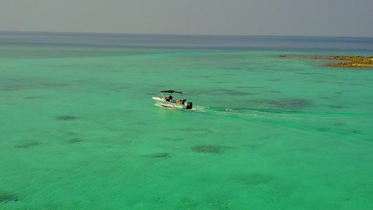 由白沙背景的绿松石环礁湖构成的宁静海岸线海滨野生生物视频