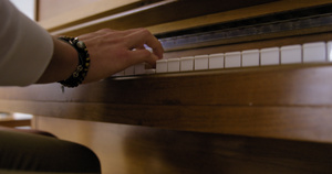 弹钢琴和亲吻女朋友的男人18秒视频