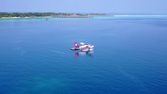 蓝色海洋和白沙底蓝色背景的海滨旅游度假天空中观光天空视频