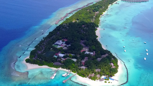 通过蓝色海洋和清洁沙地背景放松环礁湖海滩生活方式的视频