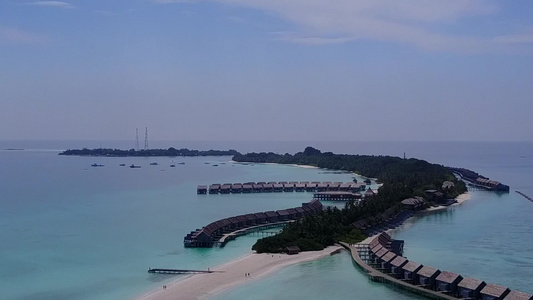 海洋湾海滩冒险的空中无人机全景水蓝色海洋和白色沙质视频