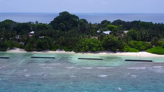 浅海和白沙底浅海及白色沙地背景的环礁湖海滩时间视频