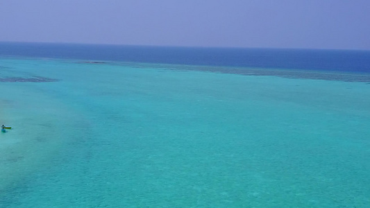 以蓝色海平面和浅沙背景进行完美的岛屿海滩冒险的完美视频