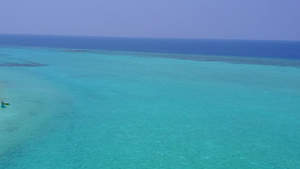 以蓝色海平面和浅沙背景进行完美的岛屿海滩冒险的完美15秒视频