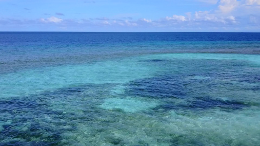 水蓝色泻湖和白色沙滩背景下完美海岸海滩航行的无人机视频