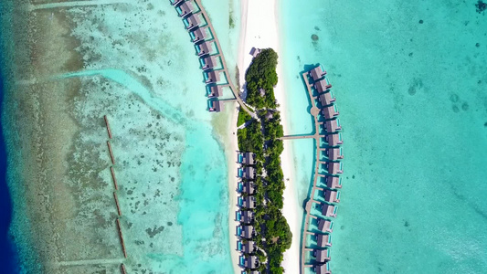 白色沙滩背景的清海完美旅游海滩假日的自然无人驾驶飞机视频