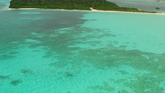 以透明的海洋和白色沙尘背景航行的天堂海岸海滩上飞行视频