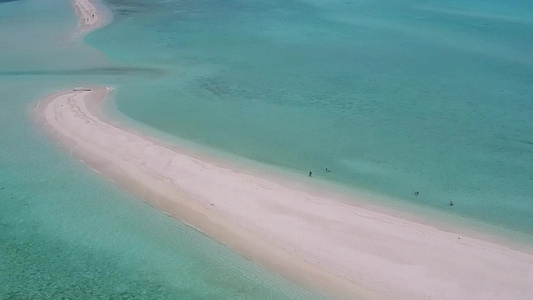 透明海和清洁沙地背景的异国度假度假胜地海滩旅行的空中视频