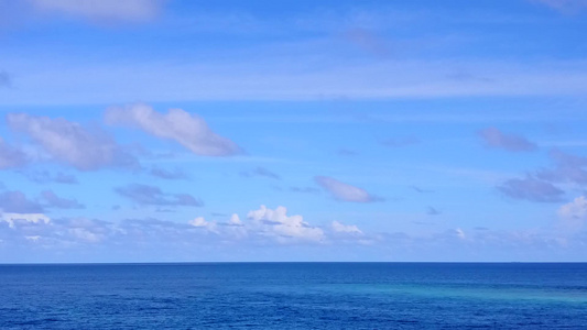 利用白色沙滩背景浅海的美丽环礁湖海滩生活方式进行空中视频