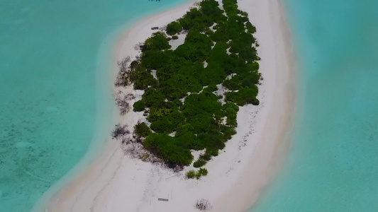 具有透明海面和白色沙滩背景的豪华海滨海滩时间无人驾驶视频