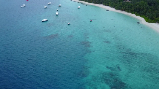 由蓝环礁和白沙背景的蓝色环礁对完美旅游海滩时间的空中视频