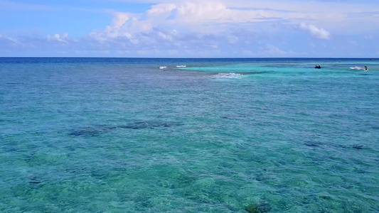 透明海和白沙背景下的海岛海滩度假无人机全景视频