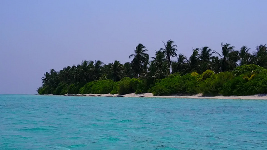 豪华海滨海滩的空中无人驾驶飞机景观沿清洁沙土背景浅海视频