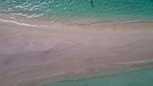 观看白沙背景的绿松石环礁湖海滨海滩节外景风景旅游视频