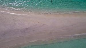 观看白沙背景的绿松石环礁湖海滨海滩节外景风景旅游10秒视频
