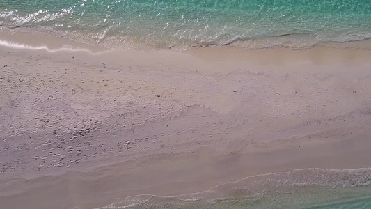 蓝绿海白沙背景下的热带泻湖海滩生活方式无人机观旅游视频