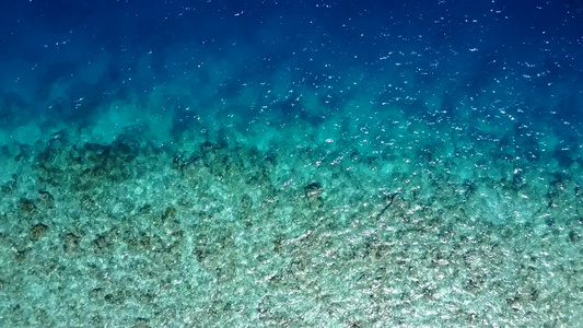 蓝海和白沙滩背景热带海岸海滩生活方式的无人驾驶飞行视频