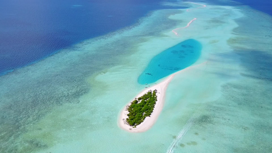 美丽的环礁湖海滩野生生物的自然空气性质以蓝水和白沙视频