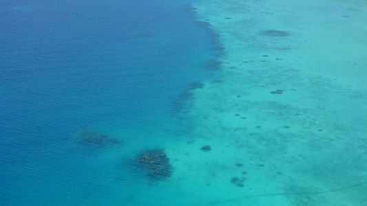 白沙背景蓝海田园诗般的旅游海滩时间无人机空中风景视频