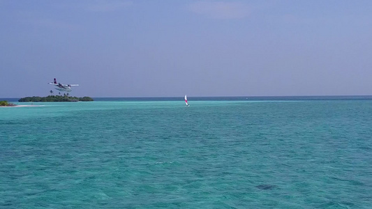 白沙背景蓝海热带海湾海滩冒险无人机空中景观视频