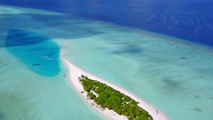 蓝环礁湖和清洁沙地背景航行的宽度环礁海滩风景11秒视频