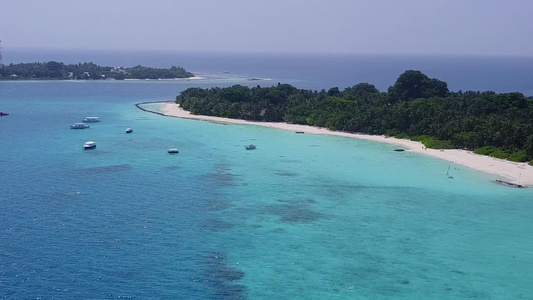 利用蓝水和白沙背景的蓝水放松旅游海滩探险的空中无人驾驶视频