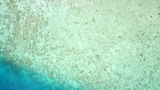 以蓝海和白沙背景打破热带岛屿海滩的蓝色海和白沙视频