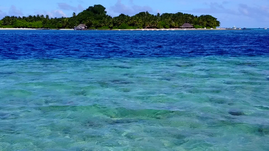 以蓝海和白色沙沙底背景放松海岸线海岸海滩冒险的空中视频