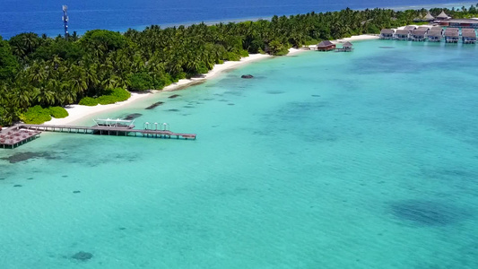 以白色沙尘背景的绿绿水为目的的完美旅游海滩度假天性视频