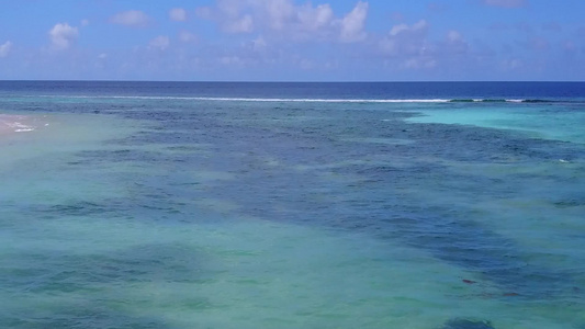 以水蓝色环礁湖和白沙为背景的豪华度假度假度假村海滩视频