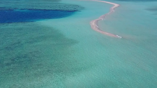 以浅沙为背景的蓝海在海滩上进行冒险之旅BlueSea视频