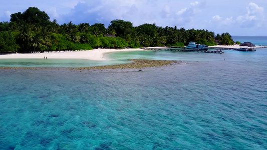 以清洁沙土背景浅海为放松旅游海滩度假的空中无人驾驶视频