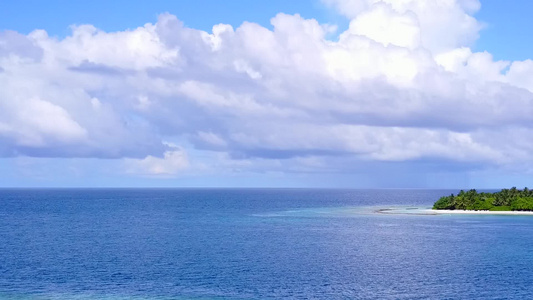 以清海和白色沙滩背景航行的长途海岸海滩海面海景视频