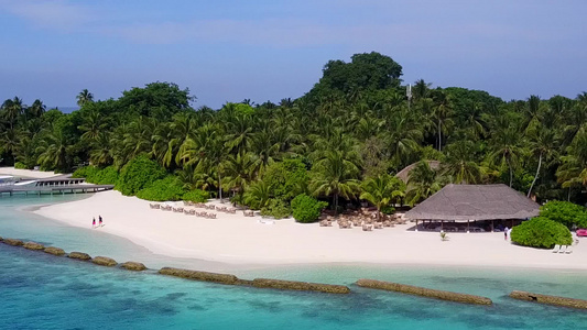 以白沙为背景的蓝海和蓝海放松海湾海滩旅程的无人驾驶视频