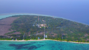 以白色沙土背景的绿绿海为生的海岸海滩生活方式的无人驾驶13秒视频