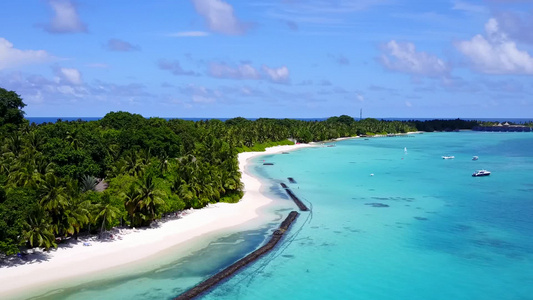 豪华的环礁湖海滩空中全景由白沙背景的绿绿海打破视频