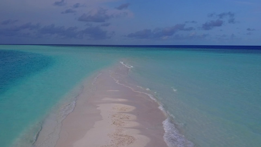 以白色沙子背景的海平面蓝水进行海滩冒险之旅