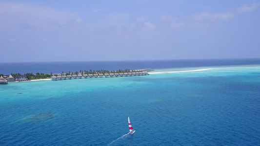 蓝海白沙背景下美丽旅游海滩生活方式的空中景观视频