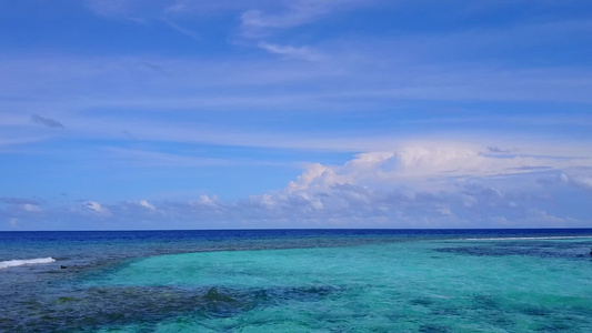 蓝海白沙背景豪华度假村海滩度假的空中无人机风景视频