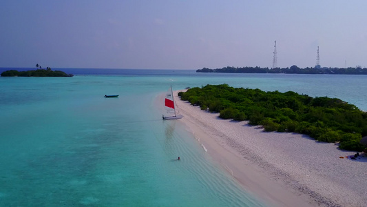 以清澈的海洋和白沙滩背景在海滩航行的天堂海景空中观察视频