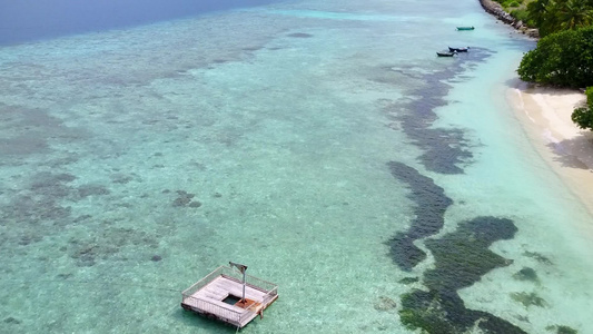 海洋海岸线海滩假日空中海景由蓝色水和白色沙子背景视频