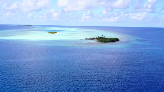 白沙背景浅海美丽旅游海滩之旅的无人机空中性质视频